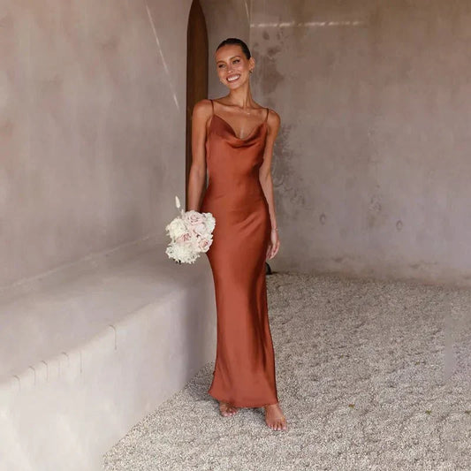 Elizabeth® | Satin dress with an open back and elegant design