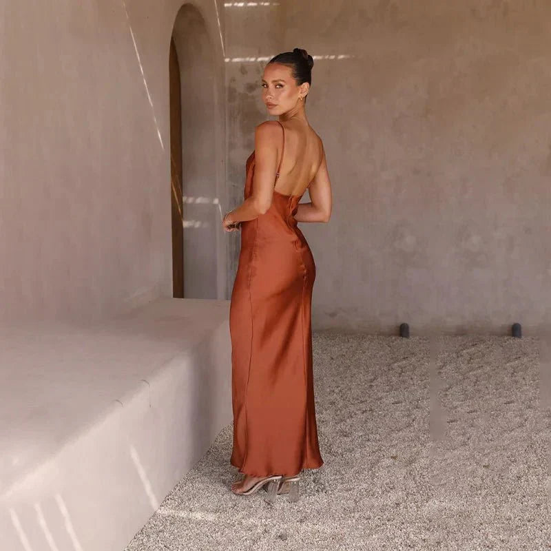 Elizabeth® | Satin dress with an open back and elegant design